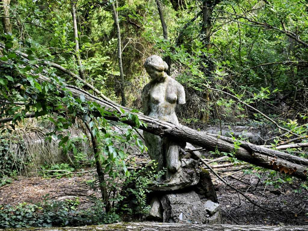 letnjikovac Gombos Becej statua zenska figura dvoriste