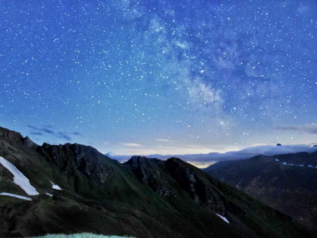 mlecni put nad alpskim vrhovima Grosglokner Hochalpenstrasse noc