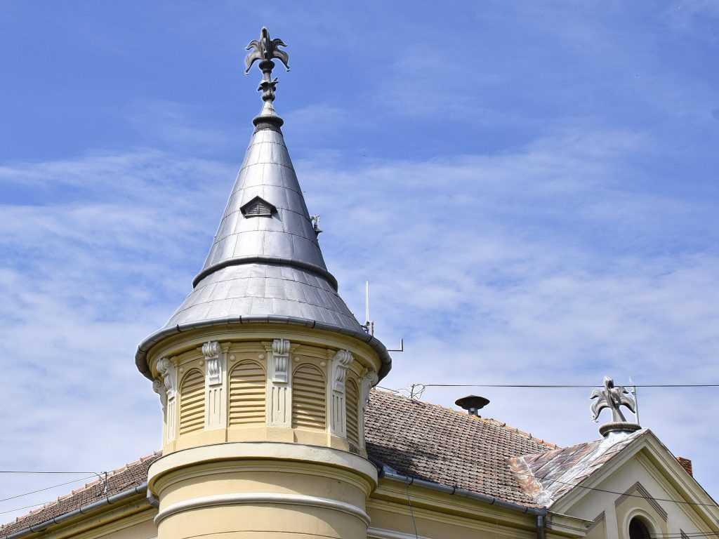 Kruzna kula i krov kurije Divan Djerdja u Padeju sa ukrasnim detaljima
