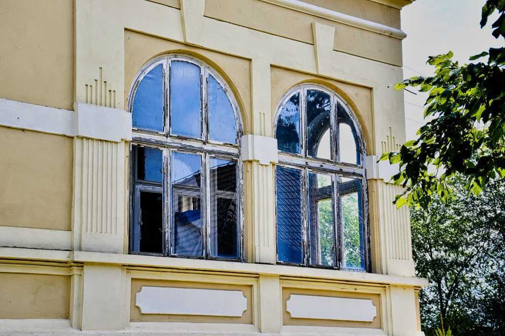 Arkadni prozori na fasadi kurije Divan Djerdja u Padeju