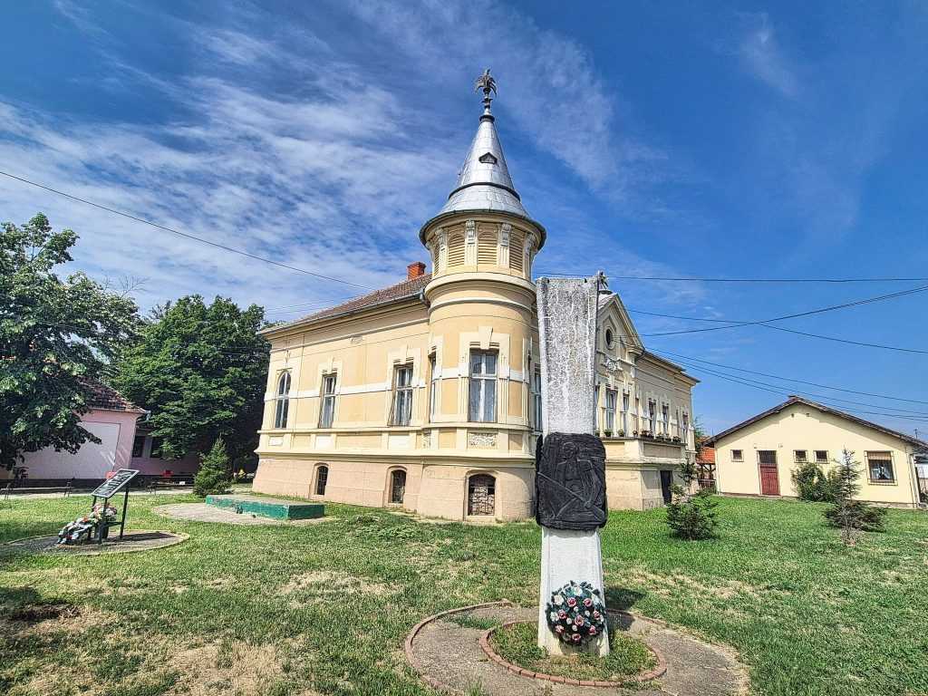 siroki kadar kurije Divan Djerdja u Padeju sa ulice, okruzene zelenilom i drvecem