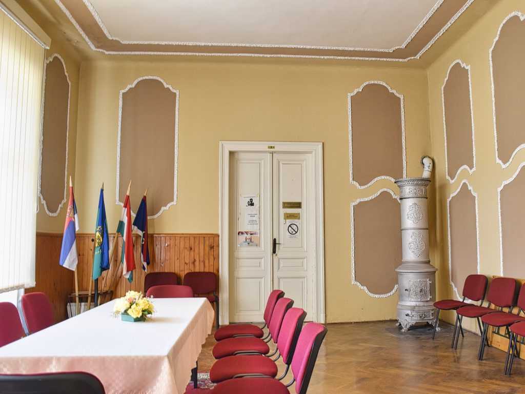 Unutrasnji pogled na salu u kuriji Divan Djerdja sa konferencijskim stolom i starom peci
