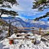 Panoramski pogled sa zimskog vidikovca Banjska stena na kanjon Drine i jezero Perucac pod snegom