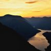 Pogled sa vidikovca Banjska stena na kanjon reke Drine i planinske vrhove u suton