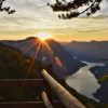 Pogled sa vidikovca Banjska stena na kanjon reke Drine i planinske vrhove u suton