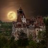 Umetnička foto montaža dvorca Bran pod mesečinom Transilvanija