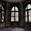 Unutrašnjost Pinove vile sa oštećenim zidovima i podovima Muzej destrukcije