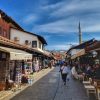 Baščaršija kafići i zanatske radnje ispred Gazi Husrev-begove džamije u Sarajevu
