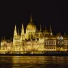 Zgrada Parlamenta u Budimpešti noću osvetljena iznad Dunava
