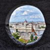 Pogled na zgradu Parlamenta kroz lukove Ribarskog bastiona
