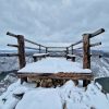 Drveni vidikovac Molitva prekriven snegom iznad meandara reke Uvac u Sjenici