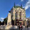 Hotel Moskva sa karakteristicnom zelenom fasadom i Terazijska cesma u prvom planu pod plavim nebom u centru Beograda