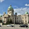 Zgrada Narodne skupstine Republike Srbije u Beogradu sa prepoznatljivom zelenom kupolom i skulpturama konja pod plavim nebom