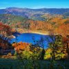 Pogled na jezero Zaovine na planini Tari u jesen, sa izraženim kontrastom između narandžaste šume i plave vode