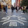 Simbol 14. zimskih olimpijskih igara u Sarajevu, poznata pahulja, prikazana kao kameni mozaik na plocniku u pesackoj zoni