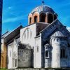 Bogorodicina crkva u manastiru Studenica gradjena od belog mermera sa kupolom pod plavim nebom