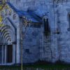 Zid manastira Studenica od sivog i belog mermera sa klesanim lukovima iznad bocnog portala i prozora