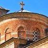 Kupola manastira Zica sa zlatnim krstom pod vedrim plavim nebom