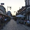 Kazandzijsko sokace u Nisu sa bastama kafica i restorana na kaldrmi pod svetiljkama u sumrak