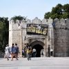 Glavni ulaz u Nisku tvrdjavu kroz Stambol kapiju sa transparentom za Nisville jazz festival i pesacima na mostu