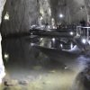 Uredjene pesacke staze i stepeniste unutar Stopica pecine sa pogledom na visoke pecinske zidove i osvetljene kanale