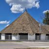 Pogled na Kikindsku Suvaču, autentični mlin na konjski pogon sa karakterističnim velikim piramidalnim krovom od crepa pod plavim nebom