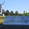 Monumentalni beli spomenik Stevanu Filipovicu sa podignutim rukama na brdu Vidrak iznad Valjeva i mermerna ploca sa natpisom
