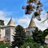 Arhitektura tornjeva dvorca Fantast u Beceju sa detaljima kupola i okolnim parkom porodice Dundjerski
