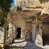 Unutrasnjost dvorca Fernbah na Baba Pusti sa ogoljenim zidovima od Rajhlove cigle i urusenim plafonom